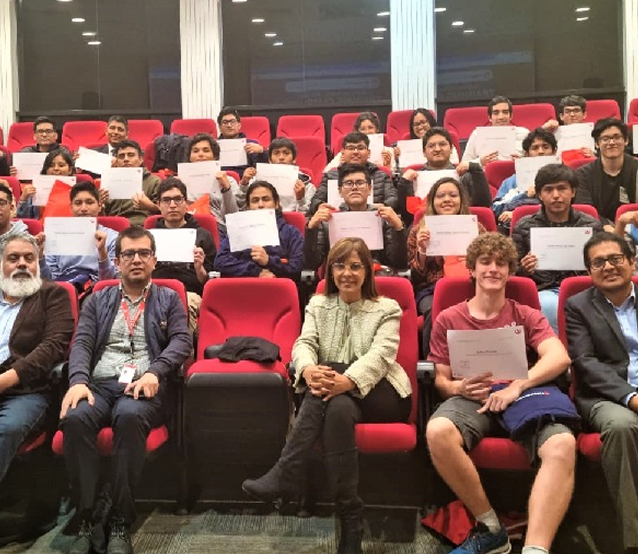 Imagen de en el auditorio bancalari grupo de personas de la carrera de ingenieria con su certificado