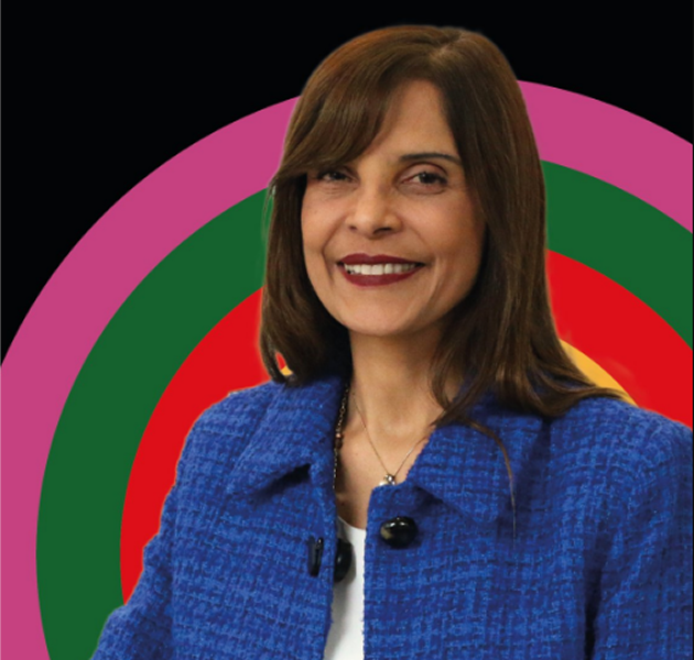 Estudiantes colaborando en proyecto